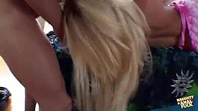 Mislila sam da Holly Wellin voli kad joj veliku guzu buše u pas poziciji, jako je svršila.