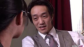 Sitna japanska mlada žena 18+ sekretarica zavodi starca da mu puši debeli kurac u POV