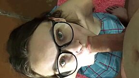 Hoćeš li sisati ili samo pričati, jer moja devojka ne može sisati sa zatvorenim ustima