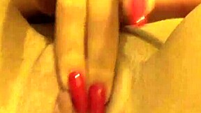 Remaja kecil sawo matang dengan tetek konikal dapat aksi interracial intens close up.