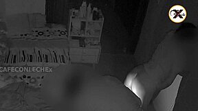 Madrastra aku masuk bilik aku masa aku lancap dan masukkan batang aku dalam pantat dia