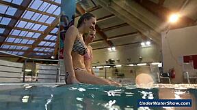 Geile piger stripper hinanden i poolen, gør de ikke?