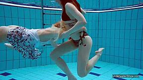 Regardez ces deux lesbiennes chaudes dans la piscine, rasées et sexy avec seins naturels sous l'eau !