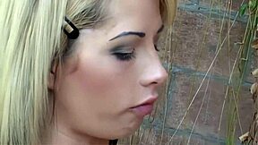 庭のタオルで若いビッチが男を誘って口、アナル、マンコ、胸をファック