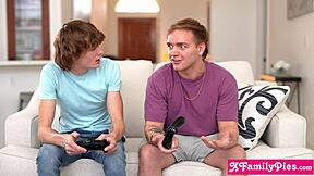 STOR RØV LATINA MILF STEMOR DEMI DIVEENA FUCKER SIN STEDSØN OG HANS VEN