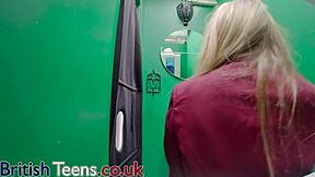 gloryhole teener 18+ üniforma giyerek yarak emdikten sonra döl yutuyor