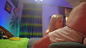 Kjørelærer knuller munnen min hardt i POV deepthroat