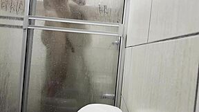 Ik word bespied tijdens masturberen met nichtjes slipje in badkamer, zo spannend!