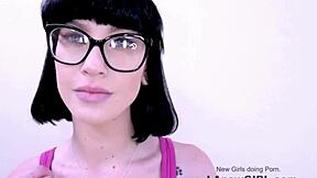 갈색 머리 여신이 오디션 중 유혹받아 마사지 받고 정액 받아