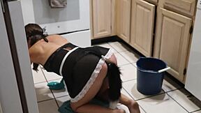 Deze Braziliaanse tiener 18+ stopt speeltjes in haar natte kut en strakke kont voor dubbele penetratie solo. Haar gespierde lichaam gaapt met een buttplug.