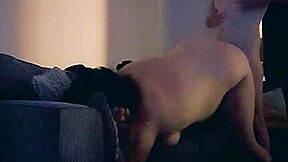 Bože, přijdu domů tak nadržený a moje sténající žena se nechá tvrdě šukat v obýváku s drsnou dvojitou penetrací