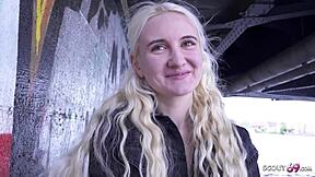 Wow, táto chudá blondínka tínedžerka 18+ Daruma Rai je vyzdvihnutá na drsný casting vyserovanie v Berlíne! 🔥