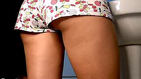 Ung tjenestepike knuller mannens bror på badet