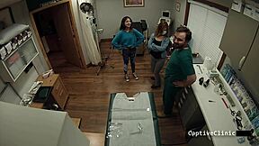 Pasien latin mungil 18+ Alexa Rydell sama saudara tirinya Maria Santos ditelanjangin, bajunya robek pakai sarung tangan sama rok, buat fetish spreading POV backstage.