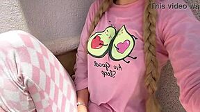 Me siento tan excitada mientras squirteo en jardín con vecino mirando