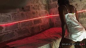 Gostosa ebony de vestido dá boquete, dedilha buceta com vibrador