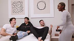 Mislite da ova nevina ebony može podnijeti divlju gangbang fantaziju?