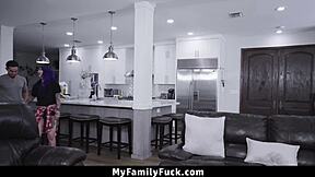 pastorki spravijo sestrično z telefona za zabavno jebanje 😏