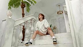 Молодая студентка пришла на ню фотосессию с бритой пиздой 😉