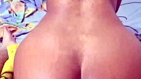 Užij pohled na tuhle velkou prdel, jak se otevírá, zatímco dostává ptáka do prdele