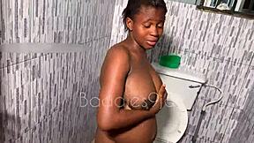 Modelo Grávida Sexy Implora Por Sexo Quente com Tetas Grandes Naturais.