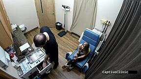 Ava siren føler den intense ansigtsfucking passioneret.