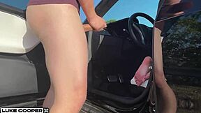 Маленькая любительница трахается в движущейся машине