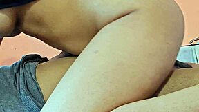 Studentkinja gubi nevinost jašući na velikom kurcu drugara iz razreda na roditeljskom krevetu