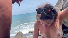 Tânăra blondă 18+ iubitoare de amatori a fost aplecată de tipul african cu pula mare neagră pe plajă