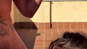 Ei, essa chica ajuda o gymbro com exercícios, chupando o pau dele fundo na rua