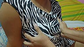 Priya, intialainen tyttö, viettää aikaa poikaystävänsä kanssa kotona