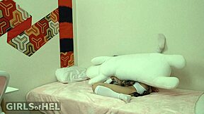 ta japanska študentka ne more čakati, da si prstne svojo tesno obrito pičko in uporabi vibrator po koncu pouka