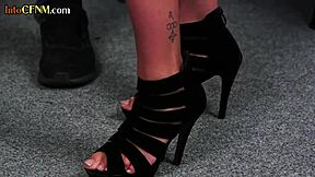 Cfnm femdom instruerar kukdragning