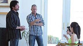 Vitrega adolescentă 18+ e linsă și degetată în călărie de grup