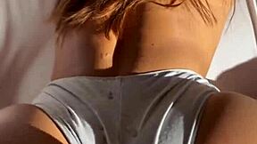 latinska lepotica jezdi velik kurac v obratni kavbojki za jutranji izliv