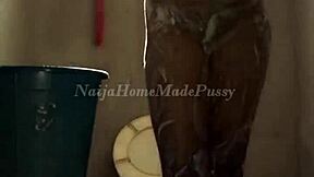 Intense onan instruksjoner i våt dusj med store naturlige pupper og fittelepper