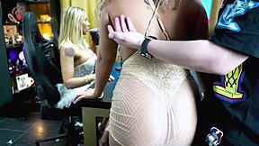 Bruna in Isa twerkata na podcastu, flashata pičko in rit, gostitelj brez besed! 😲