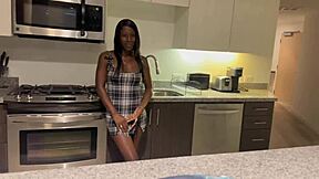 Kendale nai salaa parhaan ystävänsä huora tyttöystävän isolla mustalla kyrvalla taivutettuna