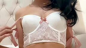 Se denne amatørhora onanere alene med leker til hun spruter. Så kåt og våt.