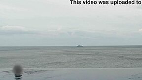 Scéna softcore u nekonečného bazénu