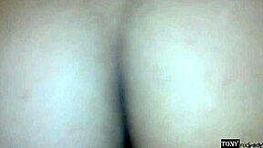 Samo počivati hočem, ampak ona hoče jebati in me nenehno prosi, da ji vtaknem kurca v luknjo