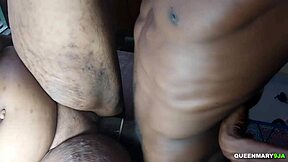 Služavka se uključila dok sam jebao gospodaricu