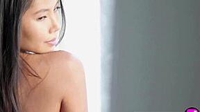 Petit asiatisk teen stripper om morgenen