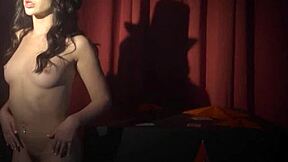 Jane Wilde, majhna 18+ najstnica 18+ pornstarska z majhnimi 18+ cicami, sproščeno sleče spodnje perilo, medtem ko se zapeljivo pozira za Playboy.