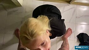 Loira geme alto enquanto leva a buceta fodida com força