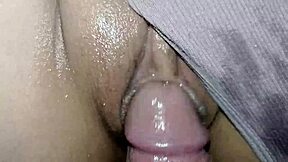 Mokra devičanska polusestra voli nežno trljanje po obrijanoj pički