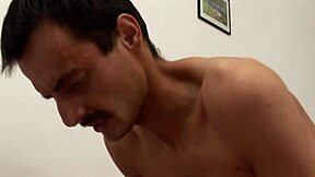 Horny euro jente lengter etter å suge og ri kuk i sin nylig barbert fitte