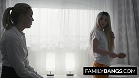 šolska najstnica 18+ strastno večerno jebanje z Anny Aurora in Kenzie Reeves