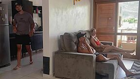 Muž u kuhinji a ona u sobi sa prijateljem