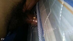 Masturbiram z gumijato igračko prav zdaj